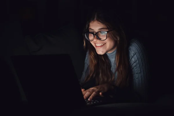Одна Щаслива Весела Молода Жінка Використовує Ноутбук Пізно Ввечері Вітальні — стокове фото