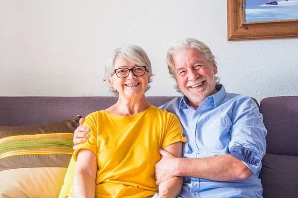 Pareja Dos Personas Mayores Felices Personas Maduras Sonriendo Mirando Cámara —  Fotos de Stock