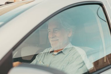 Mutlu sahip. Yakışıklı, sakallı, olgun bir adam yeni aldığı arabasında rahatça oturup pencereden dışarı bakıp neşeyle gülümsüyor. Yaşlı bir sürücü ve eğleniyor.. 