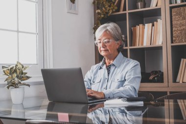 İnternette çalışırken gülümseyen mutlu beyaz iş kadını laptopta webinar podcast izliyor ve eğitim konferansına çağırıyor notlar alıyor çalışma masasına oturuyor, e-öğrenim konsepti oluşturuyor.