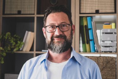 Genç ve mutlu bir adamın portresi kameraya bakıp eğleniyor. Ofiste çalışan bir erkeğin vesikalığı.. 