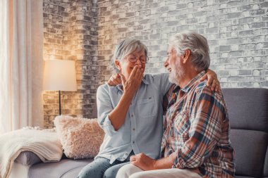 İki yaşlı son sınıf öğrencisi birlikte eğleniyor ve evdeki kanepede eğleniyorlar. Olgun insanlar konuşur, güler ve sarılırdı.. 