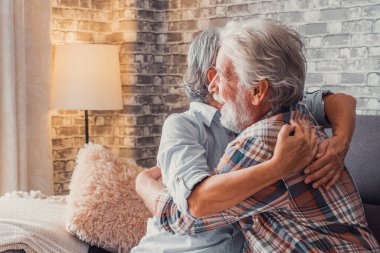 İki yaşlı son sınıf öğrencisi birbirlerine sarılıp eğleniyorlar ve evlerinde kanepede birbirlerine bakıyorlar. Yaşamın tadını çıkaran olgun insanlar.. 