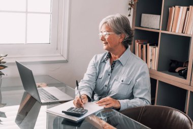 İnternette çalışırken gülümseyen mutlu beyaz iş kadını laptopta webinar podcast izliyor ve eğitim konferansına çağırıyor notlar alıyor çalışma masasına oturuyor, e-öğrenim konsepti oluşturuyor. 
