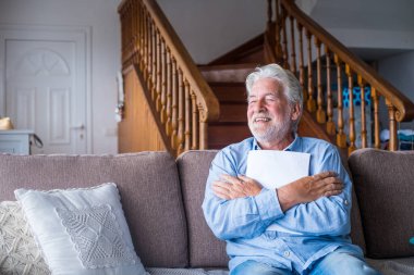 Heyecanlı yaşlı adam sağlık sigortası anlaşmasının kapanışını kutluyor ve tıbbi sonuçları okuyor. Mutlu son sınıf öğrencisi çok mutlu. Uzman doktorla iyi bir anlaşma imzala. Evde sonuçlar kontrol ediliyor. 