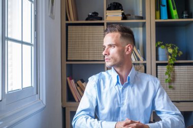 Kafkas refleksi laptopa bakıyor, işi yansıtıyor, iş adamı bağımsız zor bir projede çalışıyor. Ofiste evde hazırlanan bir erkek.. 