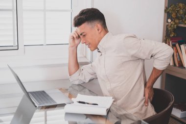 Dikiz ayarı kapalı, genç adam sırtına dokunuyor. Rahatsızlık hissediyor, sabit yaşam tarzı yüzünden ani ağrılar çekiyor. Ya da ev ofisinin yanlış pozisyonunda uzun süre bilgisayar başında çalışıyor.. 