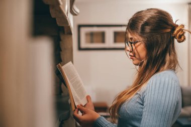 Bir tanesi sevimli ve çekici, gözlük takıyor ve evde ilginç bir kitap okuyor. Genç kadın geceleri yalnız başına kitap okuyor. 