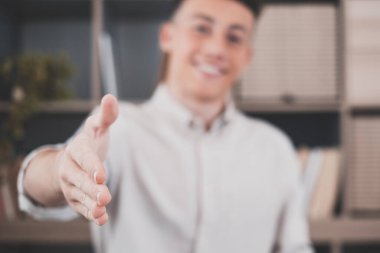Kafa resmi, gülümseyen iş adamı gözlüğü takıyor kameraya el sıkışmak için uzatıyor, arkadaş canlısı halkla ilişkiler müdürü görüşmede adayı selamlıyor, anlaşma teklif ediyor, müşteriyi toplantıda karşılıyor. 