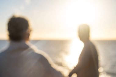 Kapatın ve iki mutlu ve aktif yaşlının portresini yapın ya da emeklilerin gün batımını izlerken eğlenin ve eğlenin deniz ile gülümseyin - yaşlılar birlikte dışarıda tatilin tadını çıkarıyorlar. Odaklanamayan konular 