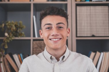 Genç ve mutlu bir adamın portresi kameraya bakıp eğleniyor. Ofiste çalışan bir erkeğin vesikalığı.. 