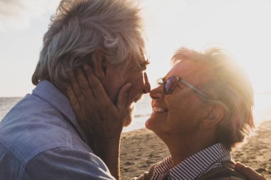 İki mutlu aşığın portresi ve kapanışı. Son sınıf öğrencileri, gün batımının güneşiyle dans ediyorlar. Kafalarının arasında gülüyorlar.  