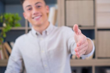 Kafa resmi, gülümseyen iş adamı gözlüğü takıyor kameraya el sıkışmak için uzatıyor, arkadaş canlısı halkla ilişkiler müdürü görüşmede adayı selamlıyor, anlaşma teklif ediyor, müşteriyi toplantıda karşılıyor. 