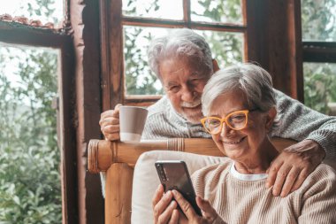 Evde iki yaşlı ve olgun insan koltukta telefon kullanıyor. Sunbae akıllı telefon kullanır, eğlenir ve izlemekten zevk alır. Oturma odasında boş zaman ve boş zaman kavramı  
