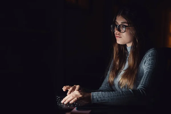Jedna Krásná Mladá Žena Která Doma Pracuje Počítačem Dlouho Noci — Stock fotografie