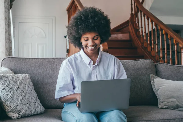 Usmívající Tisíciletá Africká Američanka Používající Notebook Sedící Doma Pohodlné Pohovce — Stock fotografie