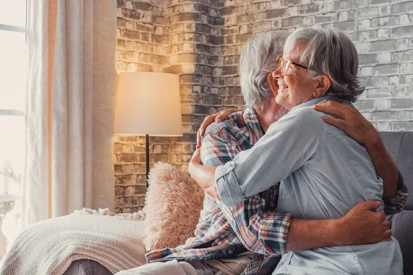 Een Paar Oude Senioren Knuffelen Elkaar Zorgen Thuis Bank Voor — Stockfoto