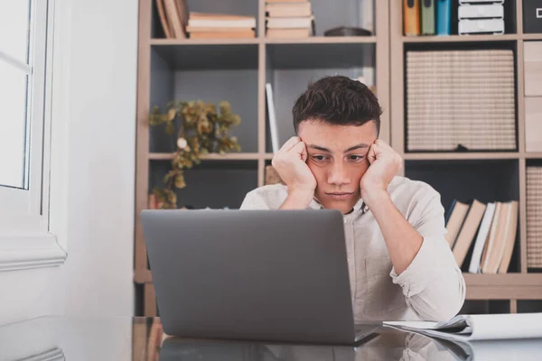 Cansado Estudiante Masculino Trabajador Sentarse Escritorio Oficina Casa Mirar Distancia — Foto de Stock