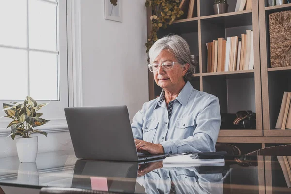 Happy Old Caucasian Businesswoman Smiling Working Online Watching Webinar Podcast — Stock Photo, Image