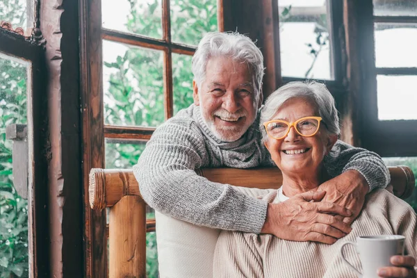 Retrato Par Dos Ancianos Felices Sanos Que Sonríen Miran Cámara —  Fotos de Stock