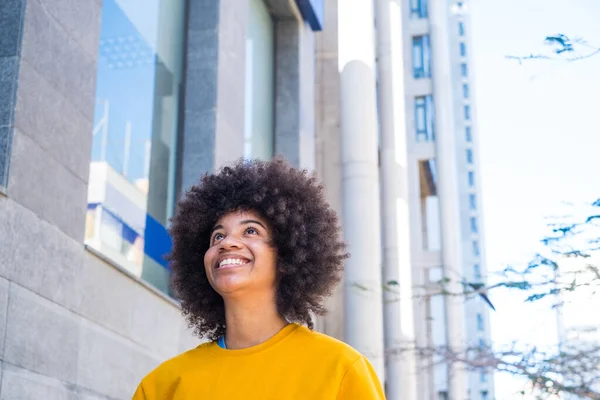 Close Retrato Bela Jovem Negra Sorrindo Livre Rua Uma Cidade — Fotografia de Stock