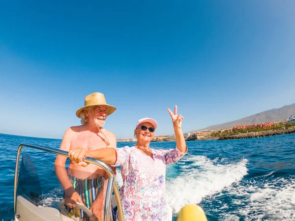 Piękna Urocza Para Seniorów Lub Osób Starszych Środku Morza Jazdy — Zdjęcie stockowe