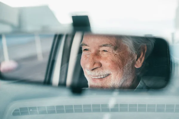 Egy Öreg Nyugdíjas Portréja Aki Kocsiját Vezeti Élvezi Visszapillantó Tükör — Stock Fotó