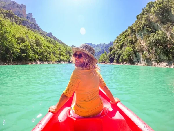 너머로 카누를 골짜기를 배경으로 탐험하는 여자가 카누를 호수에 경치와 감상하는 — 스톡 사진