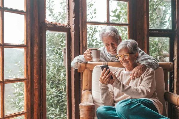 Evde iki yaşlı ve olgun insan koltukta telefon kullanıyor. Sunbae akıllı telefon kullanır, eğlenir ve izlemekten zevk alır. Oturma odasında boş zaman ve boş zaman kavramı 