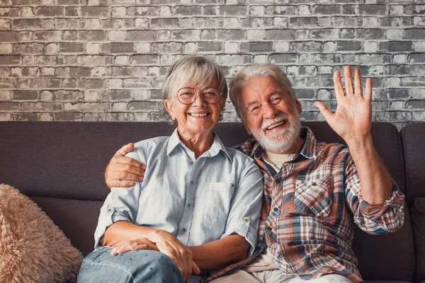 Linda Hermosa Pareja Ancianos Sonriendo Mirando Cámara Hablando Casa Juntos —  Fotos de Stock