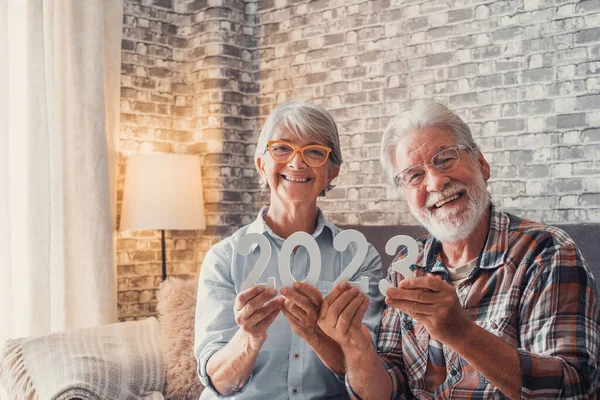 Portrait Couple Two Old Pensioners Holding Together Numbers 2023 Home — Stock Photo, Image