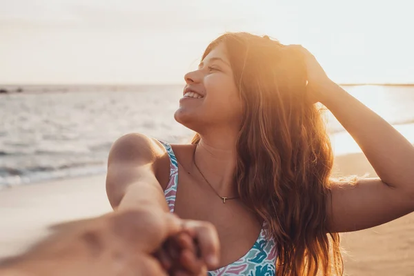 초상화와 친구의 해변을 여자가 웃으며 즐거운 시간을 보내고 바다에서 친구를 — 스톡 사진