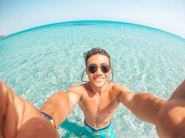 Retrato Joven Feliz Tomando Una Selfie Playa Agua Azul Turquesa — Foto de Stock