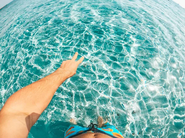 青いターコイズブルーの海と熱帯水でビーチの水に泳ぎ手で勝利と自由のサインをする人のPovと最初のビュー — ストック写真