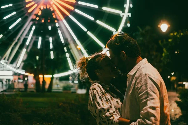 Couple Aimant Embrassant Passionnément Dans Rue Contre Roue Ferris Éclairée — Photo