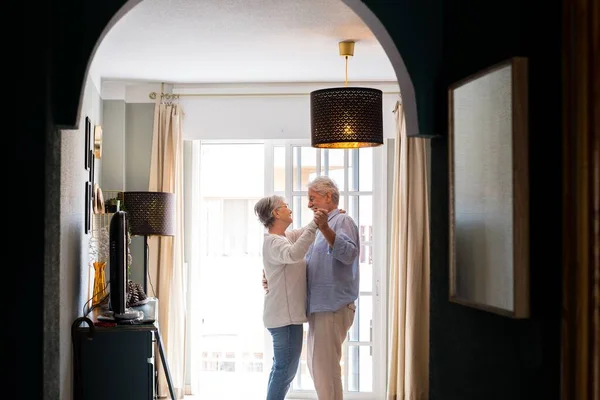 Romántica Pareja Ancianos Amantes Tomados Mano Disfrutando Bailando Juntos Sala —  Fotos de Stock