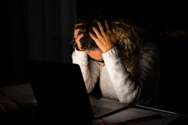 Mujer Cansada Frustración Trabajando Usando Portátil Altas Horas Noche Empresaria — Foto de Stock