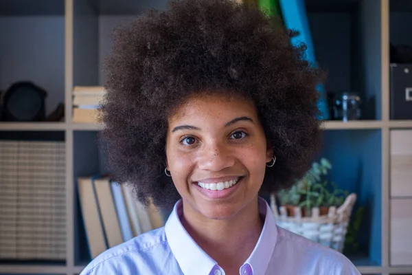 Retrato Close Atraente Mulher Jovem Pele Escura Com Cabelo Afro — Fotografia de Stock