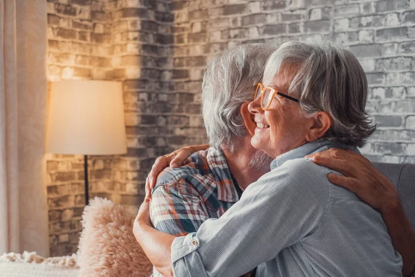 Par Dos Ancianos Abrazan Juntos Divirtiéndose Cuidándose Unos Otros Casa —  Fotos de Stock