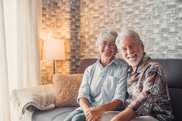 Linda Hermosa Pareja Ancianos Sonriendo Mirando Cámara Divirtiéndose Casa Juntos —  Fotos de Stock