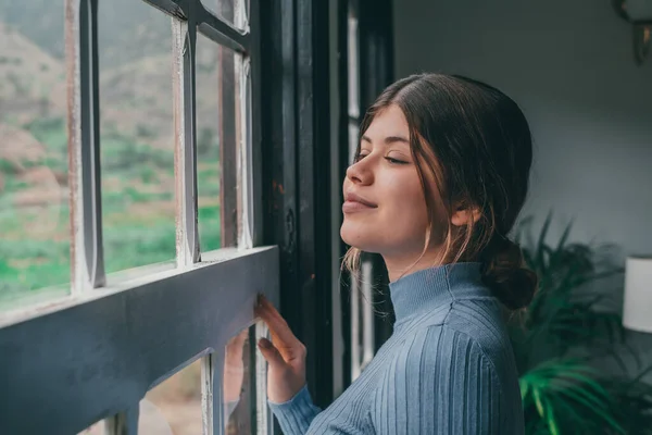 Одна Молода Жінка Дивлячись Вікно Веселиться Розслабляється Хмарно Вдома Наодинці — стокове фото