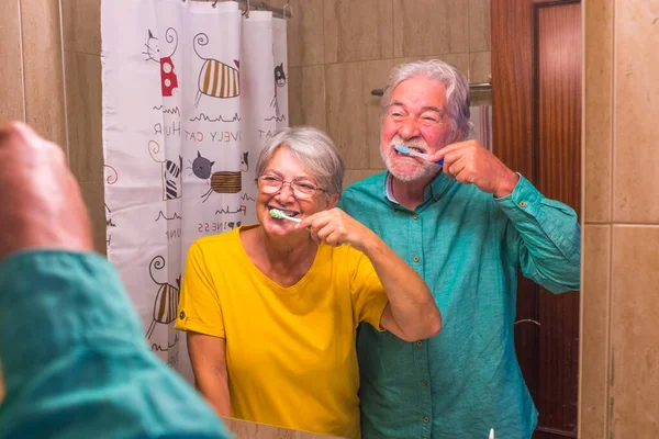 Pareja Dos Ancianos Felices Sonrientes Cepillándose Los Dientes Uno Otro —  Fotos de Stock