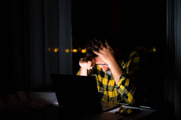 疲惫和沮丧的男人工作和使用笔记本电脑在深夜 商人因工作太多而不高兴 — 图库照片