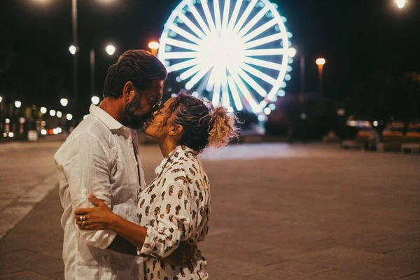 Couple Aimant Embrassant Embrassant Passionnément Dans Rue Contre Roue Ferris — Photo