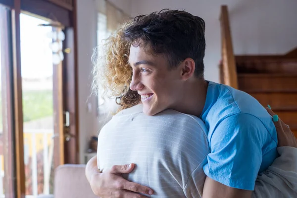 Liebender Teenager Lächelnd Genießen Moment Starke Streicheleinheiten Erwachsene Mutter Nach — Stockfoto