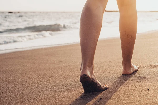 Подорож Пляж Жінка Йде Піщаному Пляжу Залишає Сліди Піску Деталі — стокове фото