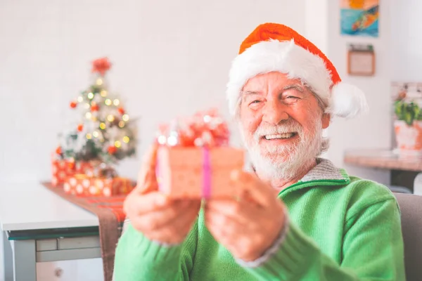 Hombre Jubilado Santa Sombrero Ropa Abrigo Celebrando Navidad Casa Viejo —  Fotos de Stock