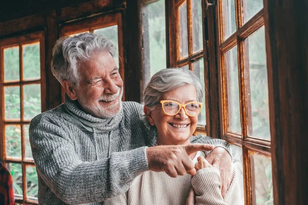 Retrato Dos Ancianos Felices Divirtiéndose Juntos Mirando Fuera Ventana Casa —  Fotos de Stock