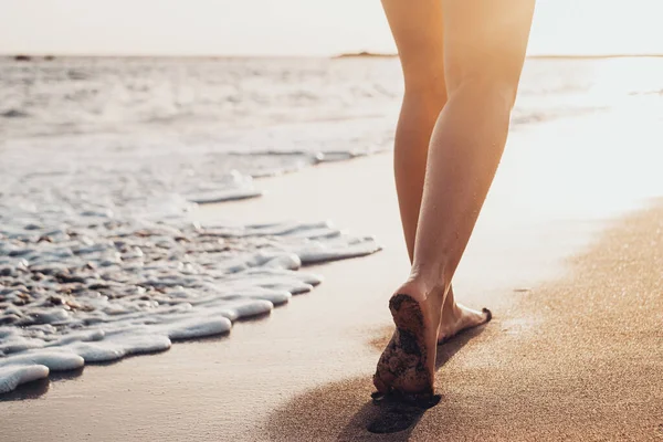 Παραλία Ταξίδια Γυναίκα Πόδια Στην Παραλία Άμμο Αφήνοντας Ίχνη Στην — Φωτογραφία Αρχείου