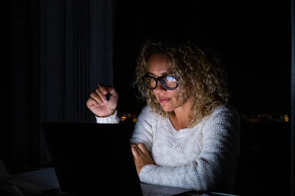 一个年轻女人晚上在家里用笔记本电脑在电脑上工作 在办公室工作的女商人 — 图库照片